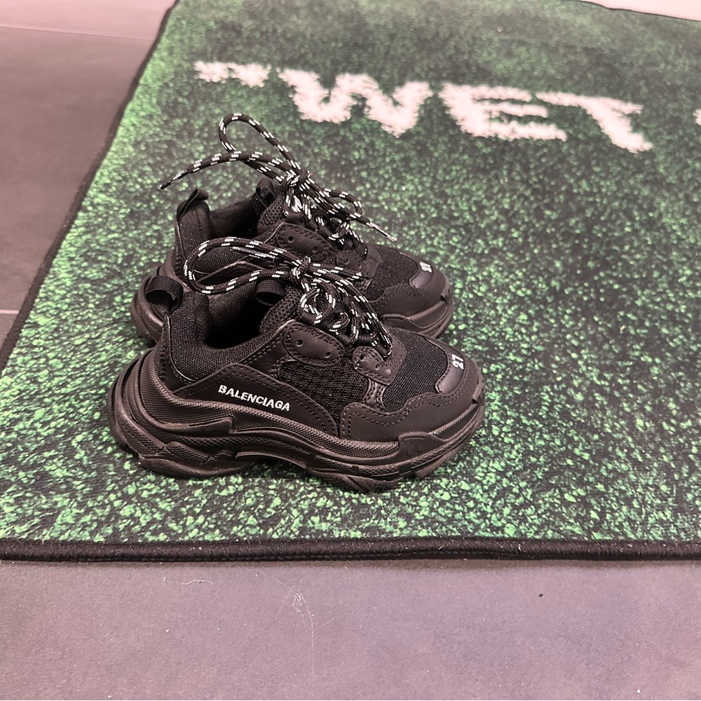 Balenciaga triple s sneaker kid